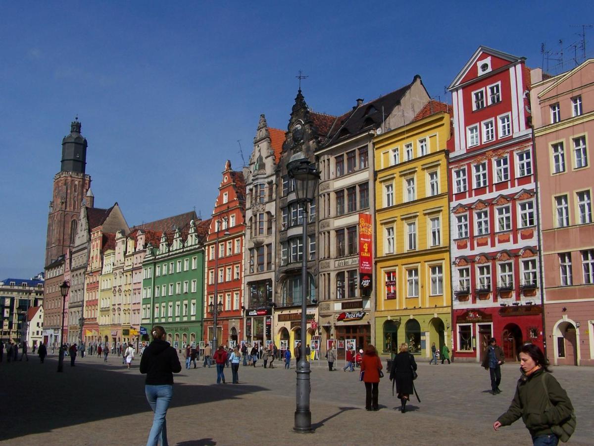 Green Panther Right In The City Of Wroclaw Apartment Bagian luar foto